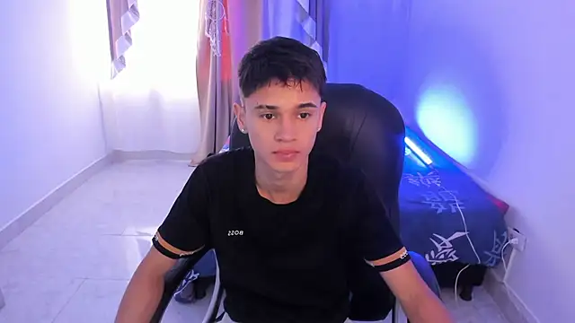 Snapshot of Aron_Boyy chatting on 10, 11, 2025 Aron Boyy online show from 10, 11, 2025