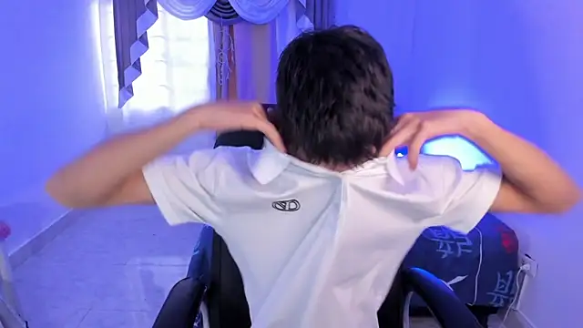 Snapshot of Aron_Boyy chatting on 12, 11, 2025 Aron Boyy online show from 12, 11, 2025