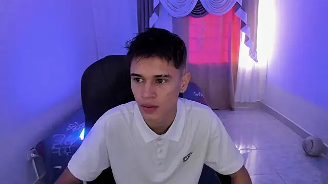 Snapshot of Aron_Boyy chatting on 15, 11, 2025 Aron Boyy online show from 15, 11, 2025