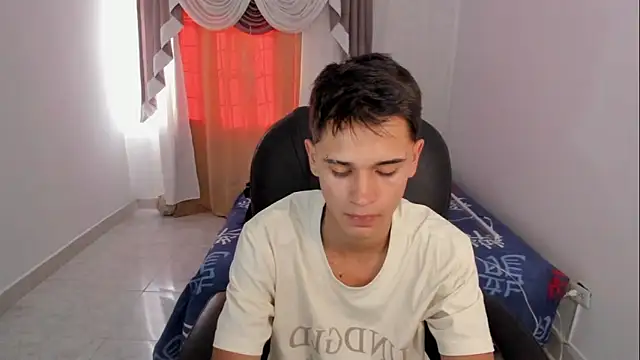 Snapshot of Aron_Boyy chatting on 21, 11, 2025 Aron Boyy online show from 21, 11, 2025