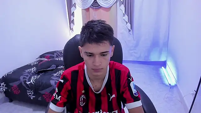 Snapshot of Aron_Boyy chatting on 28, 11, 2025 Aron Boyy online show from 28, 11, 2025