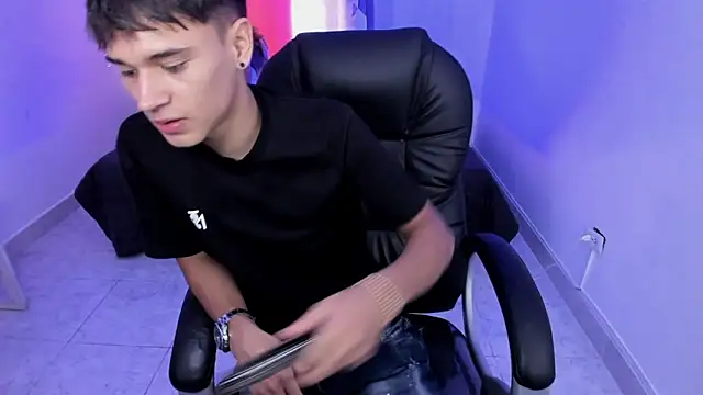 Aron Boyy online show from 5, 3, 2026