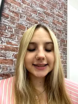 Snapshot of Sky_Cutie chatting on 9, 9, 2025 Sky Cutie online show from 9, 9, 2025