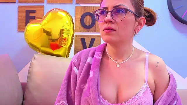 Snapshot of Victoria_Fallon chatting on 19, 11, 2025 Victoria Fallon online show from 19, 11, 2025