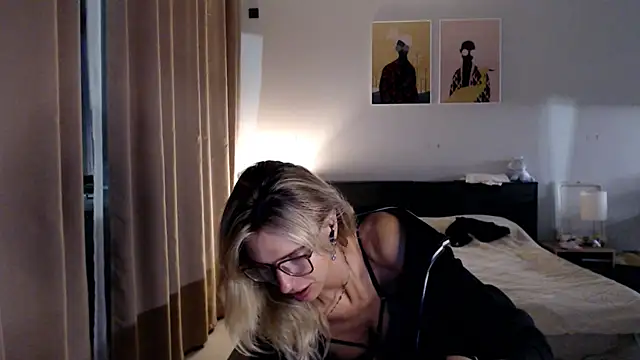 Snapshot of VivianCoke chatting on 6, 10, 2025 VivianCoke online show from 6, 10, 2025