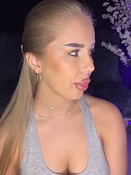 AubrieleRouj1 online show from 26, 3, 2026