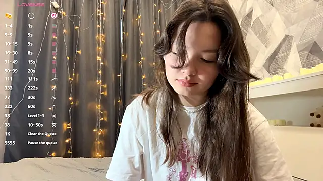 KiraVelvet online show from 2, 12, 2025