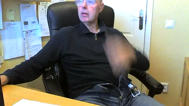 Snapshot of Klipparn chatting on 11, 11, 2025 Klipparn online show from 11, 11, 2025