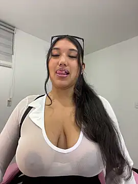 Snapshot of SharaRous chatting on 5, 6, 2026 SharaRous online show from 5, 6, 2026