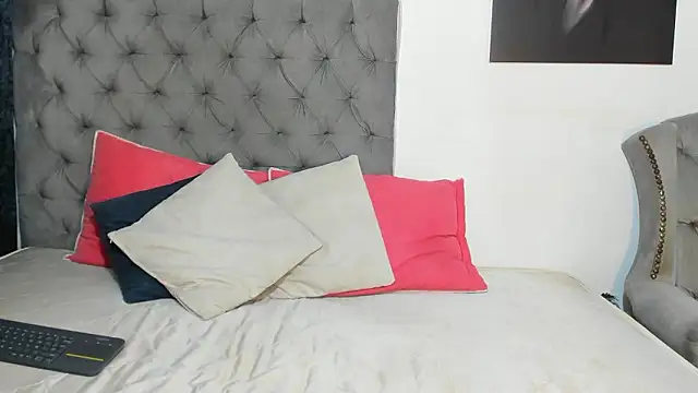 nahiroby ebony online show from 10, 3, 2026