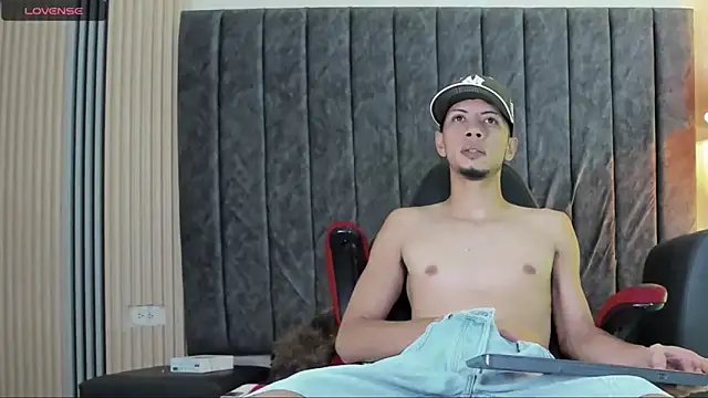 Snapshot of DustinandJordan chatting on 21, 11, 2025 DustinandJordan online show from 21, 11, 2025