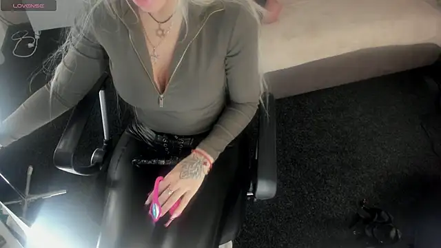 Kira Key online show from 10, 2, 2026