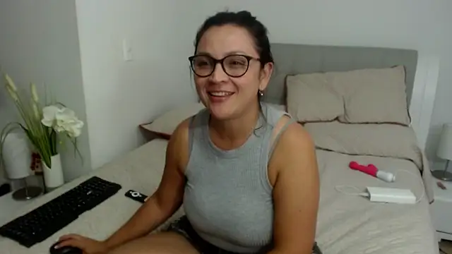 Snapshot of sophie_lopez1 chatting on 19, 12, 2025 sophie lopez1 online show from 19, 12, 2025