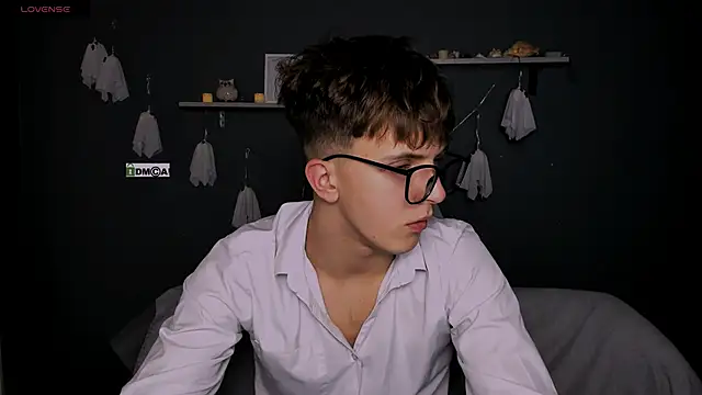 travis wolf  online show from 29, 10, 2025