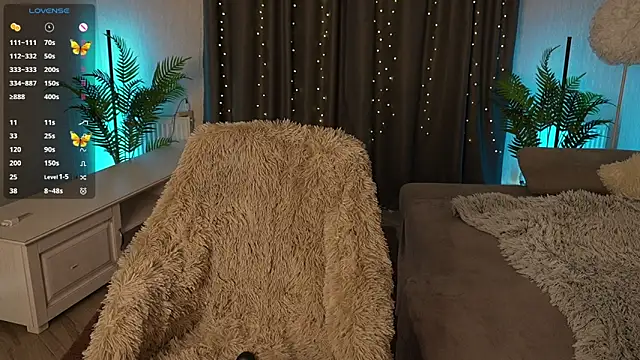 Snapshot of ValenciiaQ chatting on 8, 10, 2025 ValenciiaQ online show from 8, 10, 2025