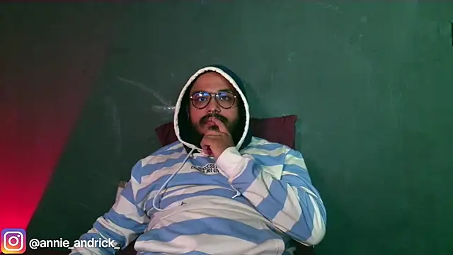  leda swan  online show from 8, 11, 2025