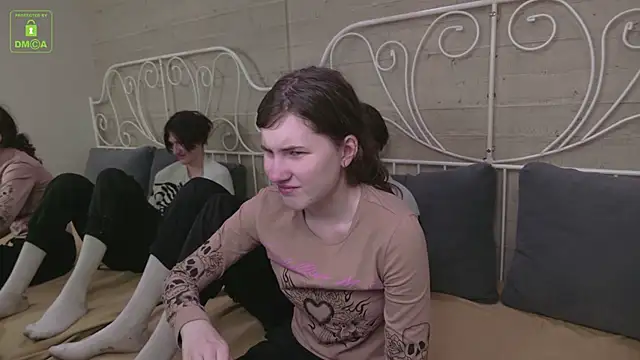 Snapshot of ViviaraNGendy chatting on 11, 10, 2025 ViviaraNGendy online show from 11, 10, 2025