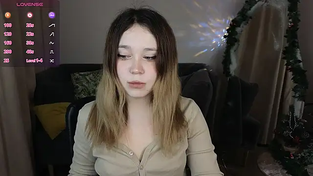 Snapshot of Lina_Glow chatting on 21, 12, 2025 Lina Glow online show from 21, 12, 2025