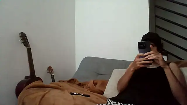 Snapshot of Alejandro92_cali chatting on 1, 7, 2026 Alejandro92 cali online show from 1, 7, 2026