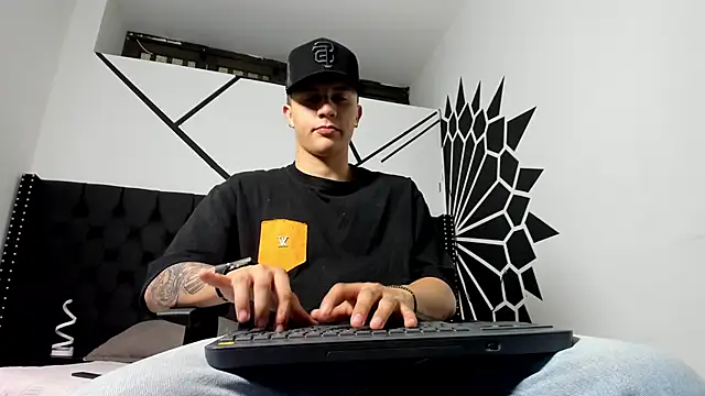 liaamsmiith  online show from 12, 9, 2025