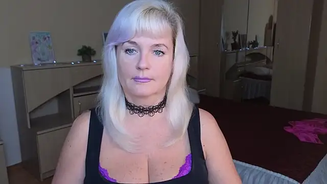 Snapshot of Vina_Vision chatting on 2, 11, 2025 Vina Vision online show from 2, 11, 2025