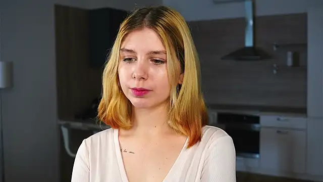HermelindaKopczyk online show from 10, 10, 2025