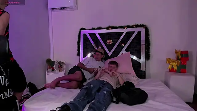 Handsomeboyss19 online show from 17, 12, 2025