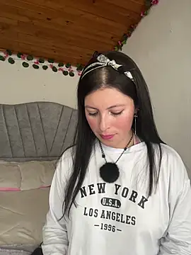 Mia salinass online show from 29, 11, 2025