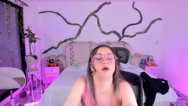 SarahCastro1  online show from 25, 10, 2025