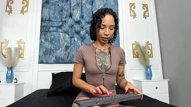 Snapshot of SilvanaOwen chatting on 18, 9, 2025 SilvanaOwen online show from 18, 9, 2025