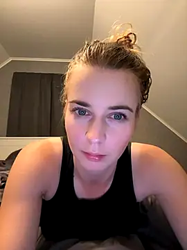 Snapshot of ellieen chatting on 13, 10, 2025 ellieen online show from 13, 10, 2025