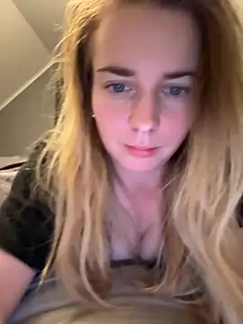 Snapshot of ellieen chatting on 30, 10, 2025 ellieen online show from 30, 10, 2025