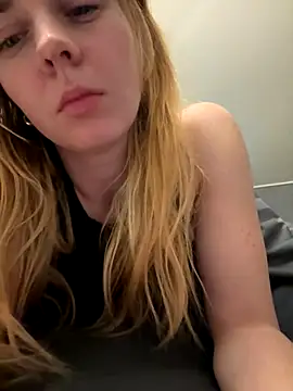 Snapshot of ellieen chatting on 3, 11, 2025 ellieen online show from 3, 11, 2025