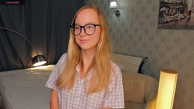 Snapshot of SoonMoor chatting on 17, 10, 2025 SoonMoor online show from 17, 10, 2025