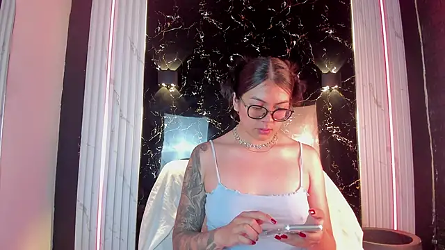 LolaXXXperience online show from 23, 9, 2025