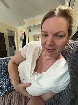 aussiepeaches online show from 3, 2, 2026