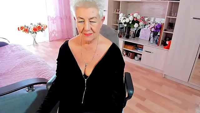 HotandMature online show from 10, 4, 2026