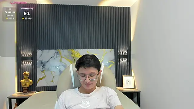 SantiagoRusso18 online show from 17, 10, 2025