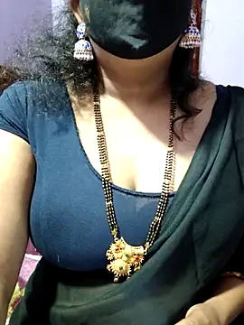 Snapshot of luci-queen chatting on 5, 10, 2025 luci-queen online show from 5, 10, 2025