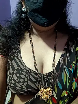 Snapshot of luci-queen chatting on 12, 10, 2025 luci-queen online show from 12, 10, 2025