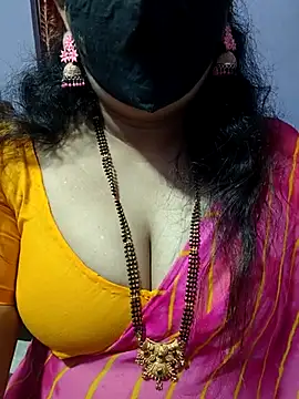 Snapshot of luci-queen chatting on 15, 10, 2025 luci-queen online show from 15, 10, 2025