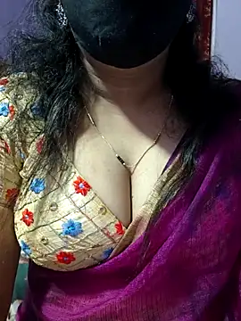 Snapshot of luci-queen chatting on 13, 11, 2025 luci-queen online show from 13, 11, 2025