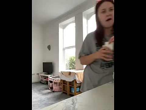 Snapshot of RoseMaee chatting on 28, 10, 2025 RoseMaee online show from 28, 10, 2025