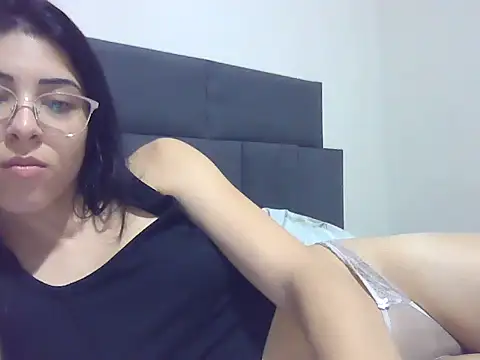 Snapshot of lari_arrudinha chatting on 28, 10, 2025 lari arrudinha online show from 28, 10, 2025