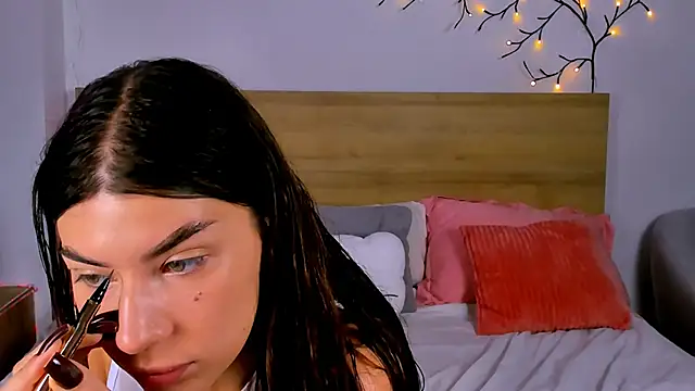 Snapshot of Bella_Davis_love chatting on 11, 10, 2025 Bella Davis love online show from 11, 10, 2025