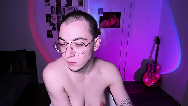 Snapshot of tyler_bergg chatting on 23, 10, 2025 tyler bergg online show from 23, 10, 2025