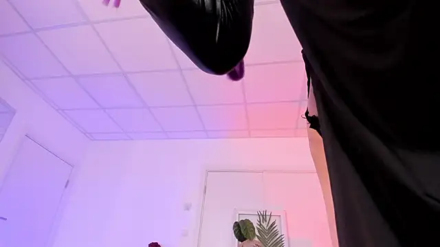 Snapshot of Sima_Wendy chatting on 29, 10, 2025 Sima Wendy online show from 29, 10, 2025