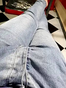 Snapshot of anis3g4 chatting on 6, 10, 2025 anis3g4 online show from 6, 10, 2025