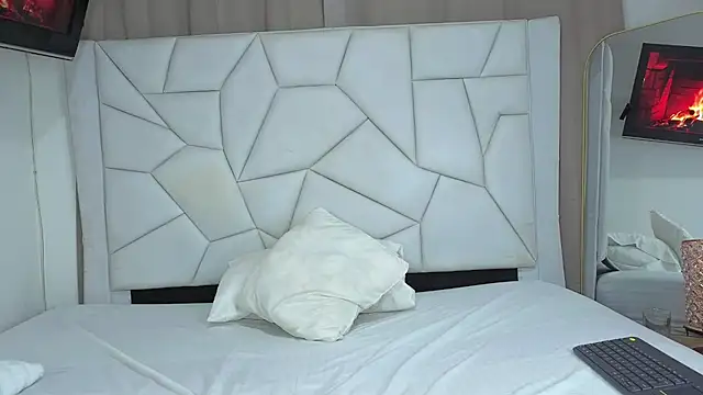 Snapshot of Paulaboterom chatting on 9, 10, 2025 Paulaboterom online show from 9, 10, 2025