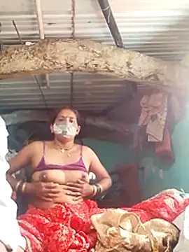 Snapshot of CUTE-004 chatting on 23, 10, 2025 CUTE-004 online show from 23, 10, 2025